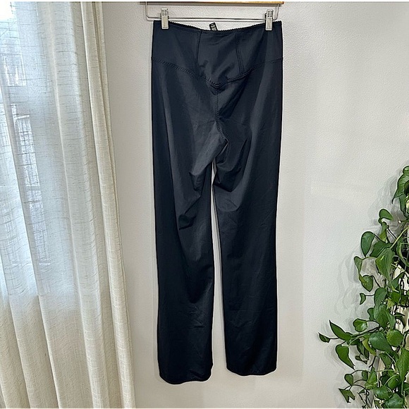 2 PEICE SET SKIMS
Glam Bustier Top and
Glam Pants
SIZE MEDIUM - Picture 7 of 8